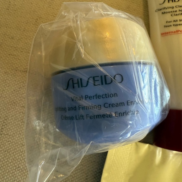 NEW Shiseido Vital Perfection Lifting & Firming Gift Set - Picture 13 of 15